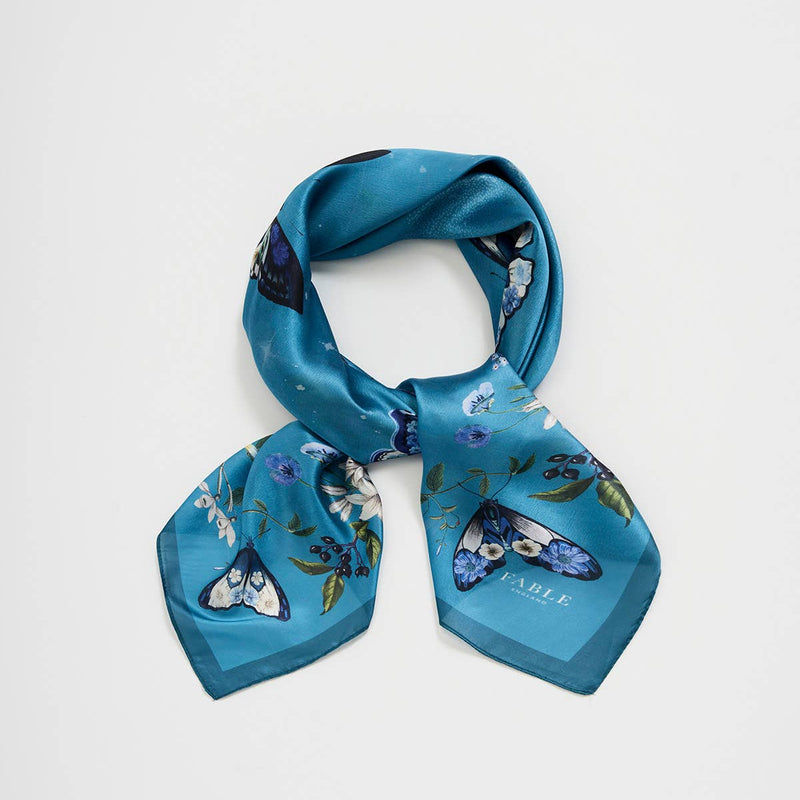Foulard carré Midnight Garden – Papillons, fleurs et lune – Fable England