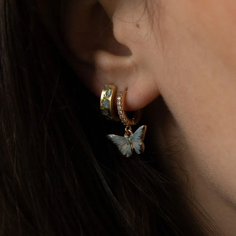 Boucles d’oreilles Fable England – Papillon bleu émaillé doré, style huggie