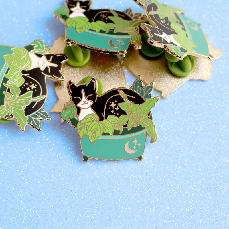 Pin’s Chat Noir dans un pot de Plantes