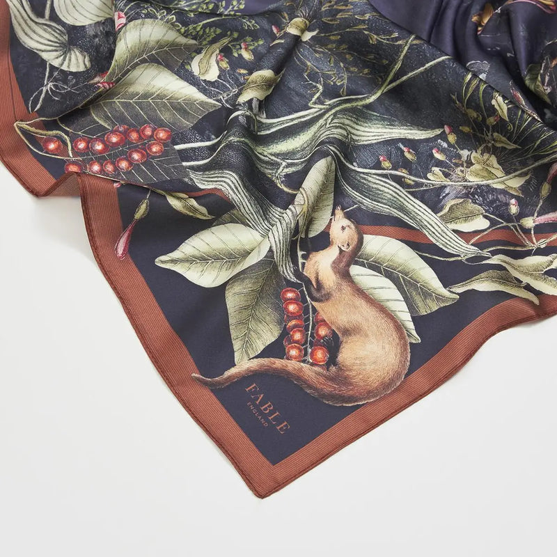 Foulard Fable England – Forêt au clair de lune, loup et végétation nocturne