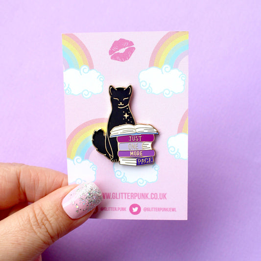 Pin's  – Chat noir et pile de livres violets – “Just One More Page”