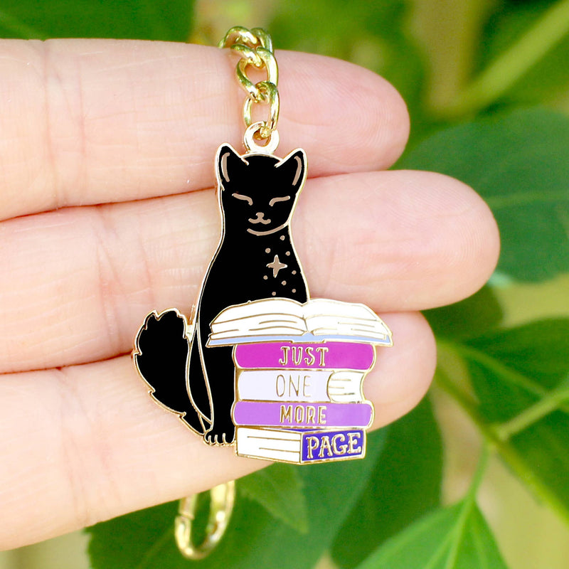 Porte-clé doré – Chat noir & livres "Juste une page de plus"