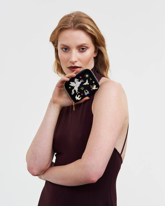 Portefeuille Brodé Céleste Velours Noir – Fable England