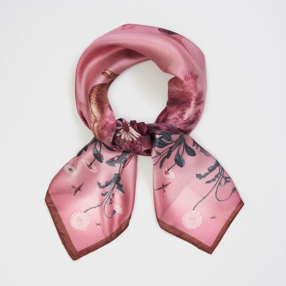 Foulard Fable England – Aube rose & univers bucolique, faune et flore délicates