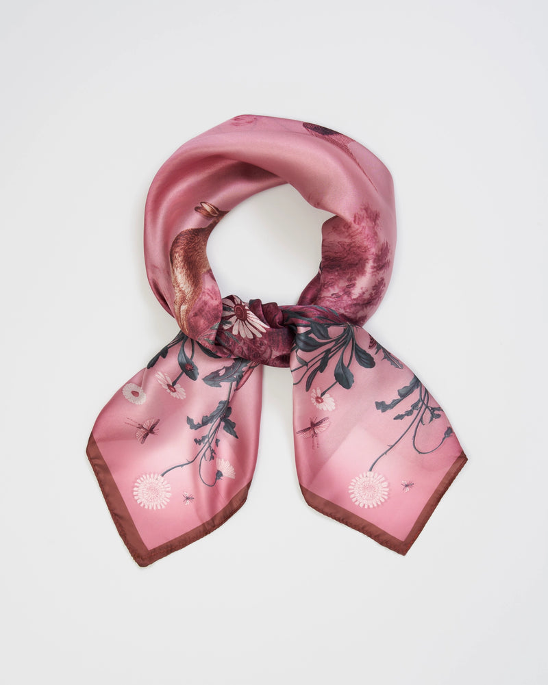 Foulard Fable England – Aube rose & univers bucolique, faune et flore délicates