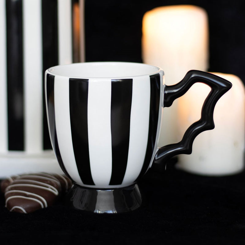 Tasse Rayée Noire et Blanche Aile de Chauve-Souris – Collection Mysterious & Spooky
