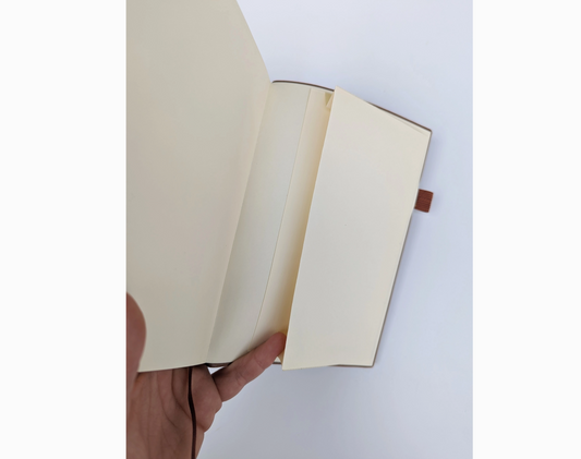 Carnet à pois avec Dragon et dés en cuir vegan