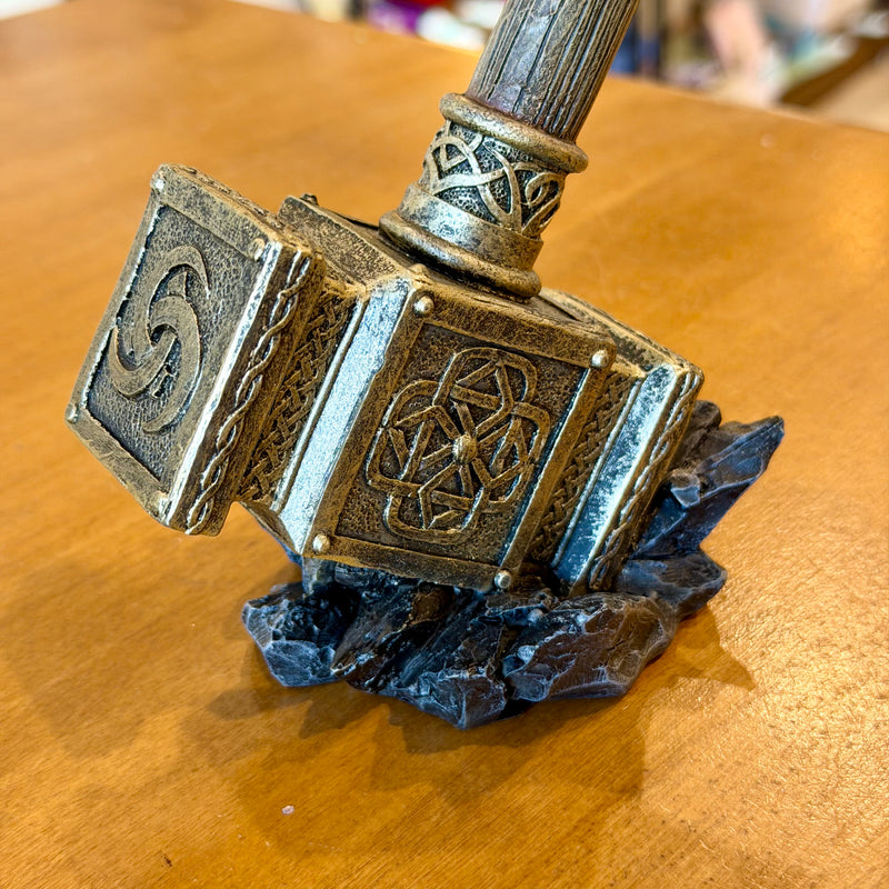 Figurine « Corbeau sur le Marteau de Thor »