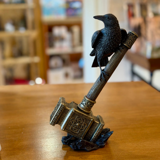 Figurine « Corbeau sur le Marteau de Thor »