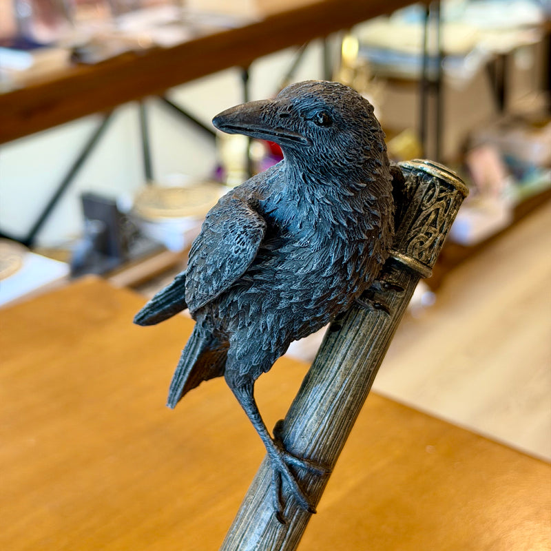 Figurine « Corbeau sur le Marteau de Thor »