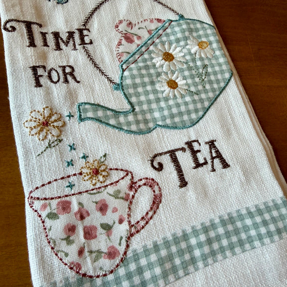 Torchon de cuisine en coton brodé Time for Tea, style cottagecore anglais