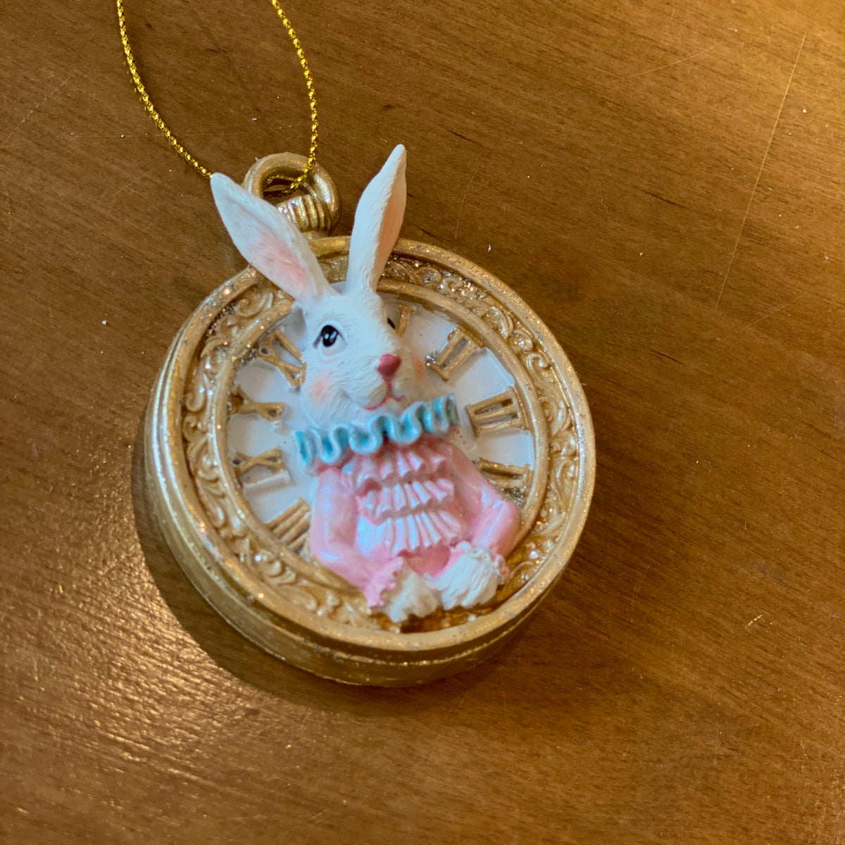 Décoration à suspendre – Lapin d’Alice au Pays des Merveilles avec horloge dorée (7 cm)