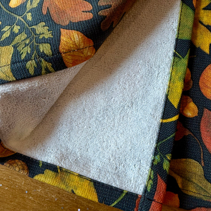 Torchon essuie-éponge en coton à motifs de feuilles et glands aux couleurs d'automne sur fond sombre