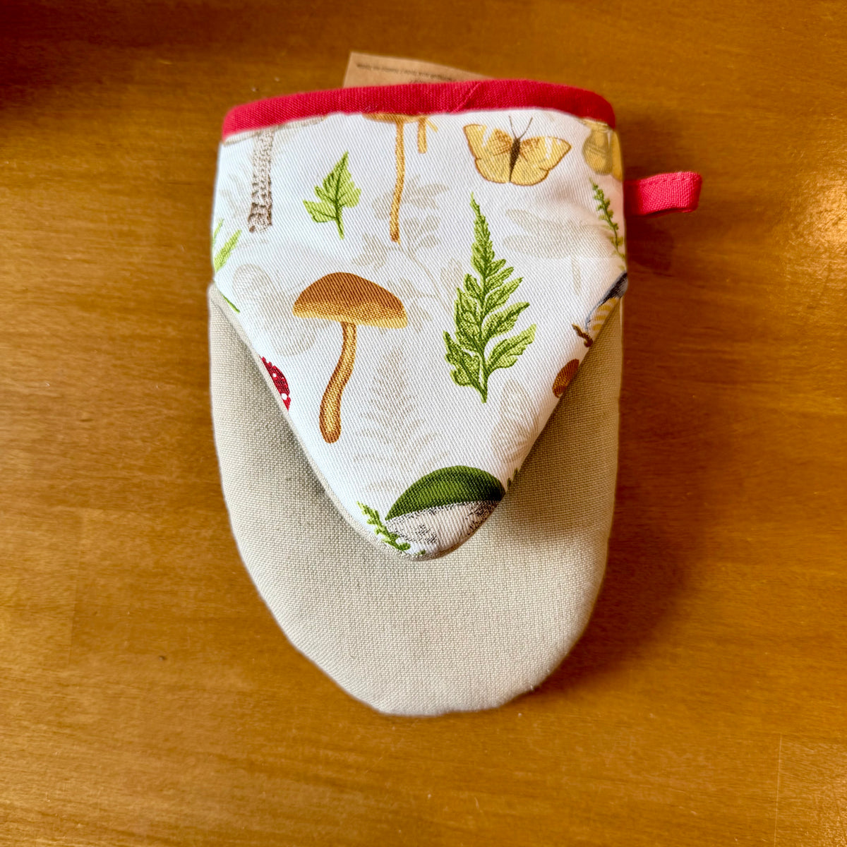 Manique en coton avec champignon rouge à pois blancs et feuillages d'automne, style cottagecore