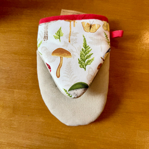 Manique en coton avec champignon rouge à pois blancs et feuillages d'automne, style cottagecore