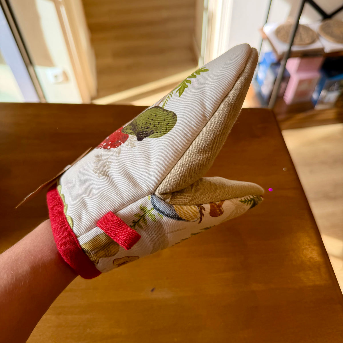 Manique en coton avec champignon rouge à pois blancs et feuillages d'automne, style cottagecore