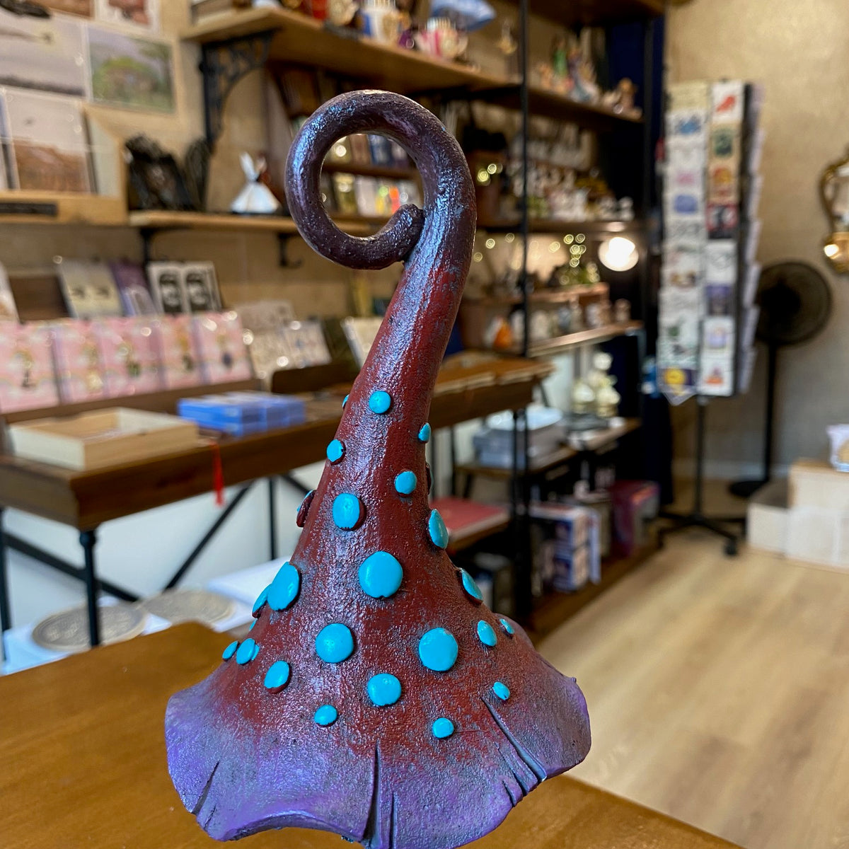 Champignon décoratif féerique – Rouge, violet et turquoise – Hauteur 24 cm