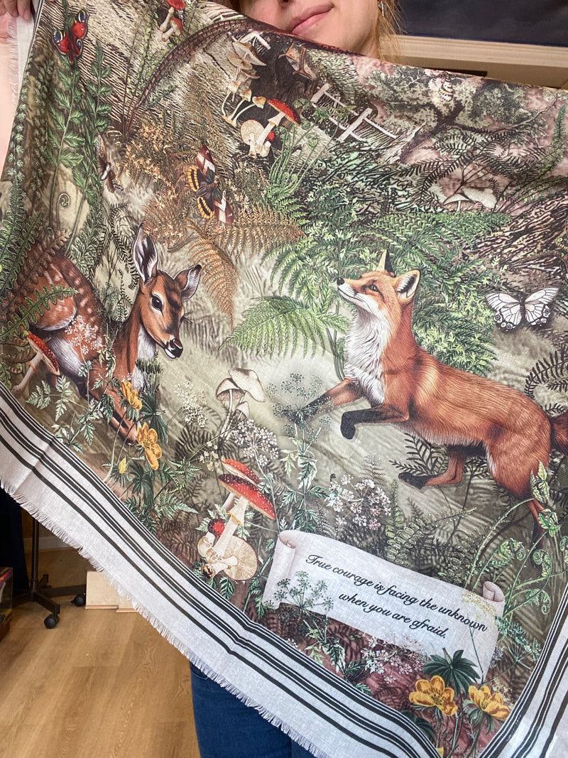 Écharpe Woodland Tales – Renard, Cerf & Forêt Enchantée – Fable England