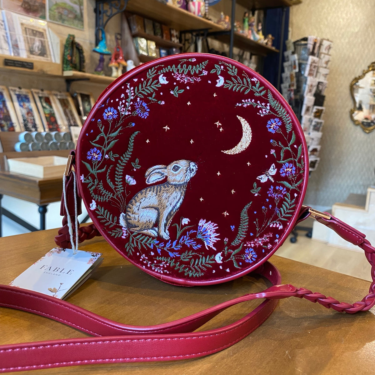 Sac bandoulière rouge Fable England – Lapin brodé & fleurs