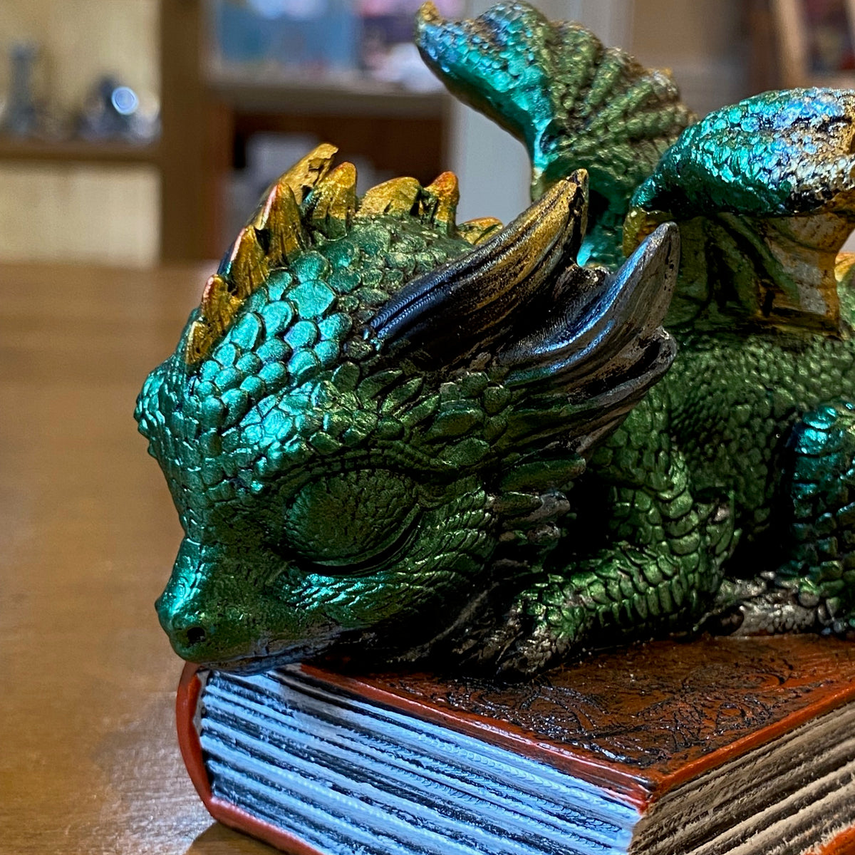 Figurine Dragon Vert « Where Dragons Dream » – Dragon endormi sur grimoire