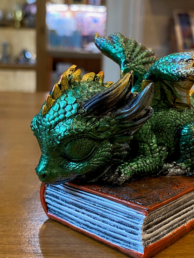 Figurine Dragon Vert « Where Dragons Dream » – Dragon endormi sur grimoire