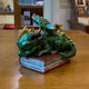 Figurine Dragon Vert « Where Dragons Dream » – Dragon endormi sur grimoire