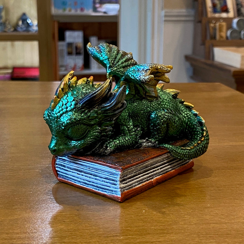 Figurine Dragon Vert « Where Dragons Dream » – Dragon endormi sur grimoire