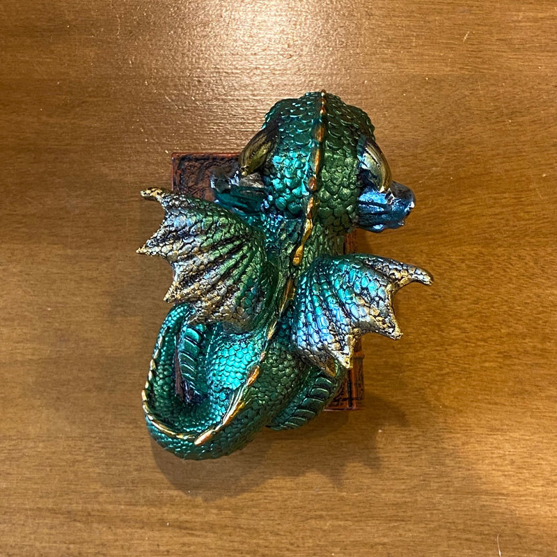Figurine Dragon Vert « Where Dragons Dream » – Dragon endormi sur grimoire