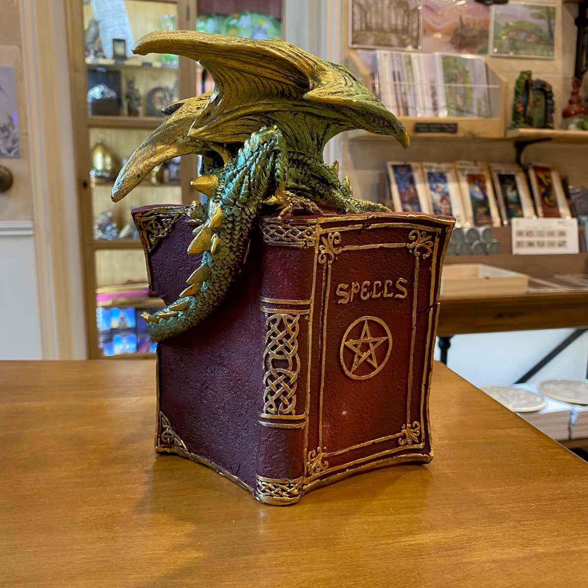 Figurine Dragon Émeraude sur Grimoire Antique Lumineux – Nemesis Now