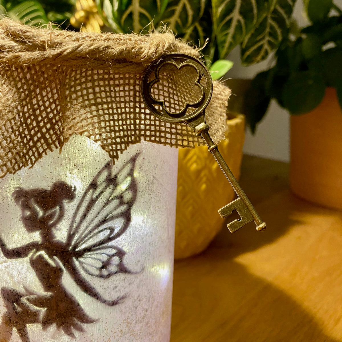 Lanterne artisanale - Fée rose - Fiole parme et clef florale