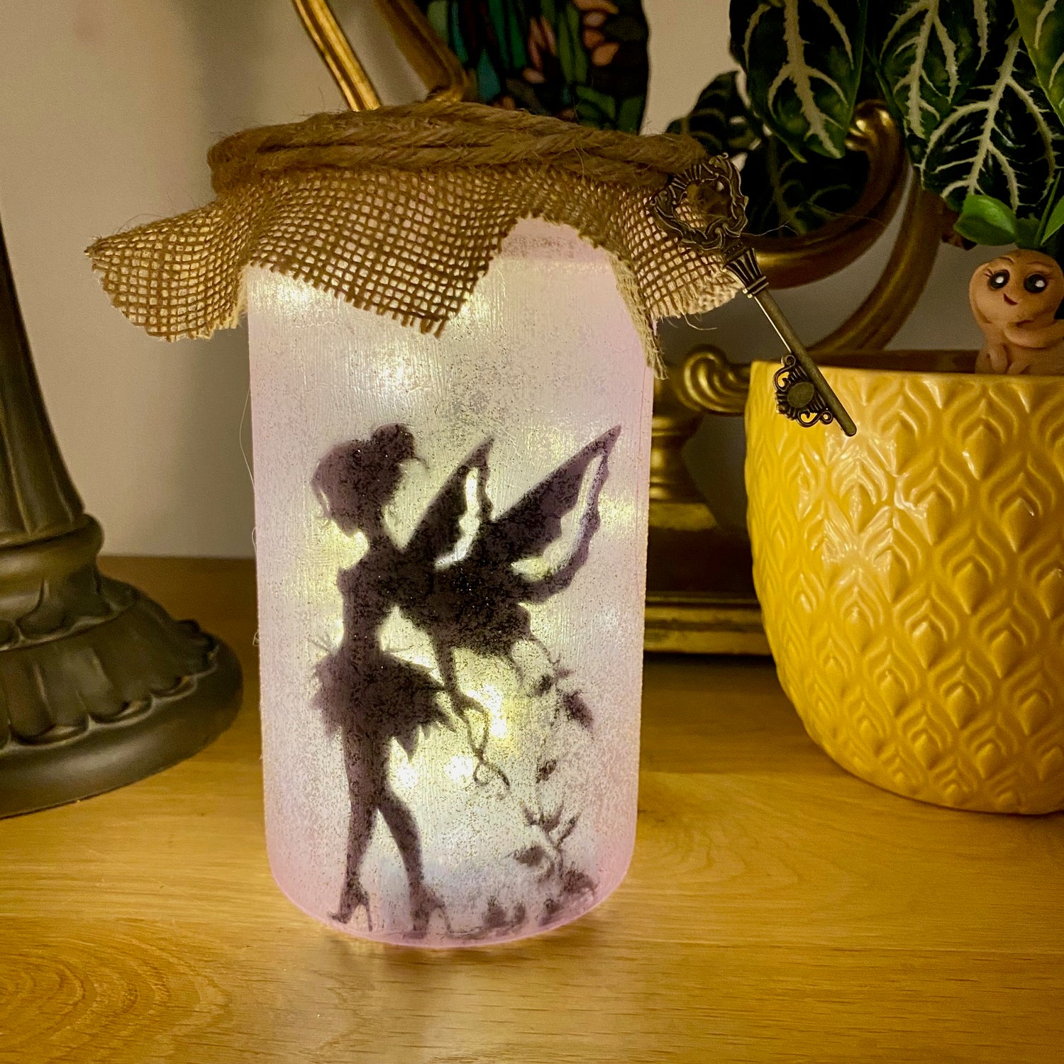 Lanterne artisanale - Fée rose - Fiole rose et clef à l'ancienne