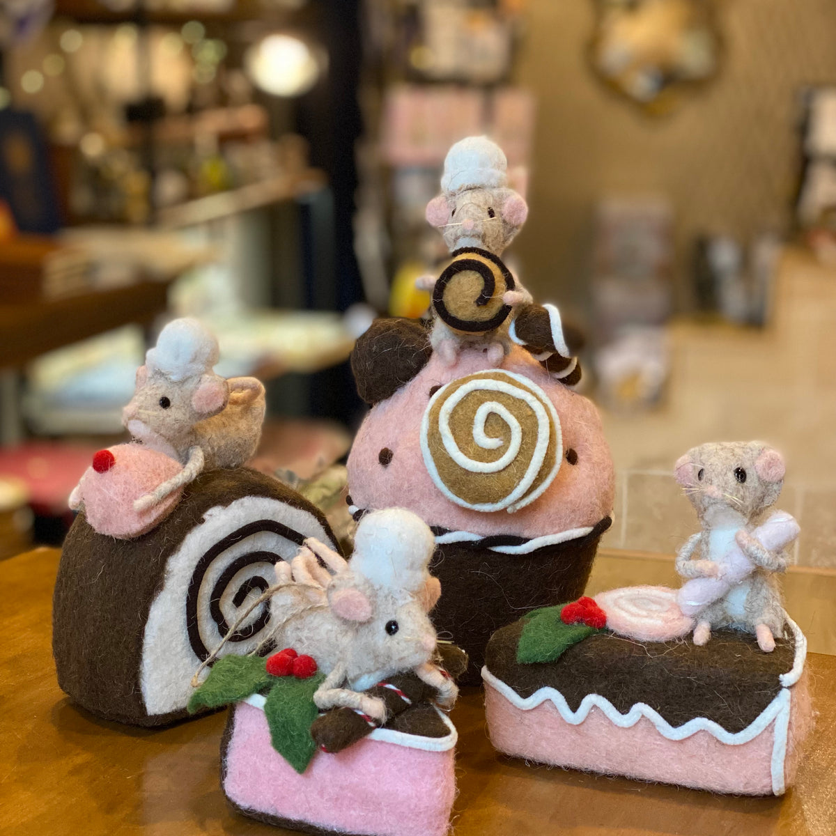 Décoration de Noël – Souris sur bûche pâtissière en laine feutrée