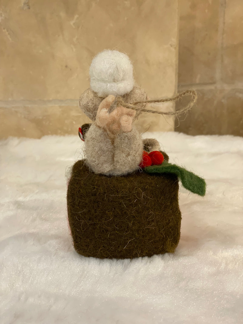 Décoration de Noël – Souris pâtissière à suspendre en laine feutrée