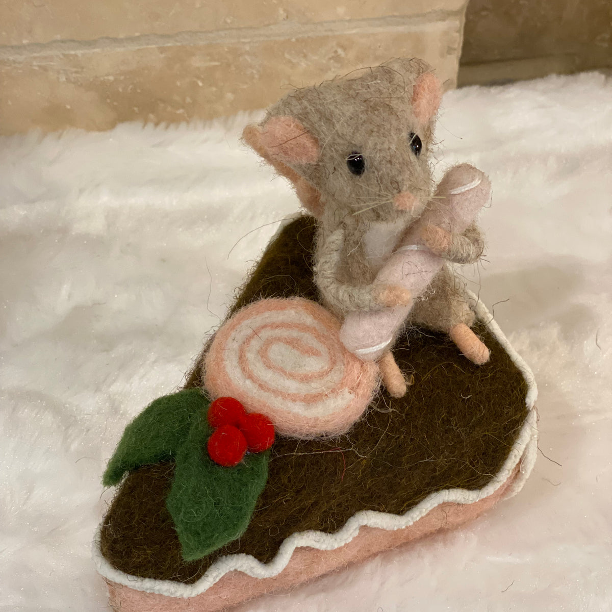 Décoration de Noël – Souris sur part de gâteau en laine feutrée