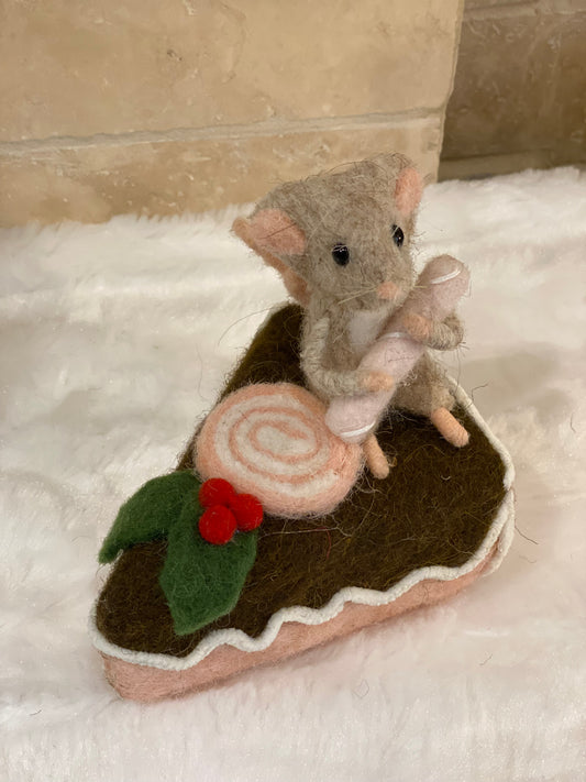 Décoration de Noël – Souris sur part de gâteau en laine feutrée