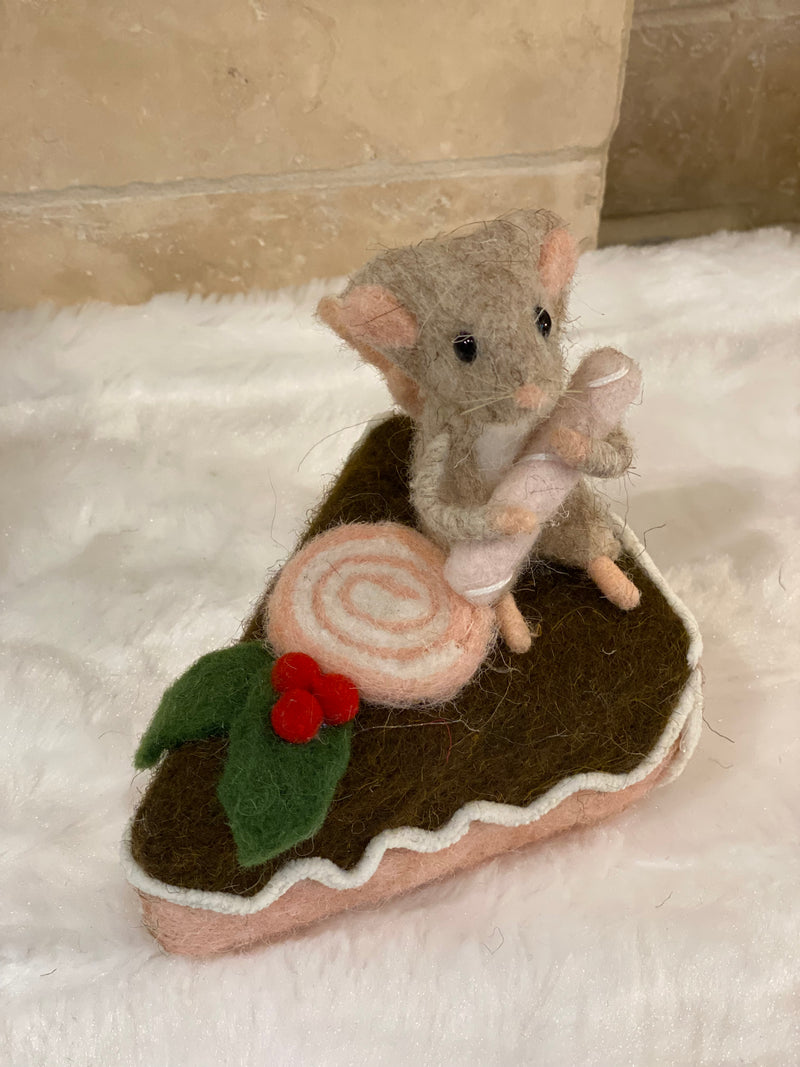 Décoration de Noël – Souris sur part de gâteau en laine feutrée