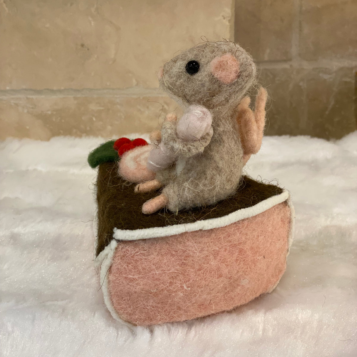 Décoration de Noël – Souris sur part de gâteau en laine feutrée