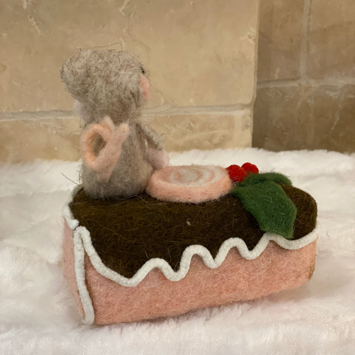 Décoration de Noël – Souris sur part de gâteau en laine feutrée