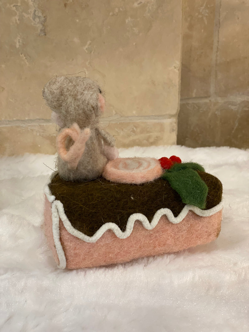 Décoration de Noël – Souris sur part de gâteau en laine feutrée