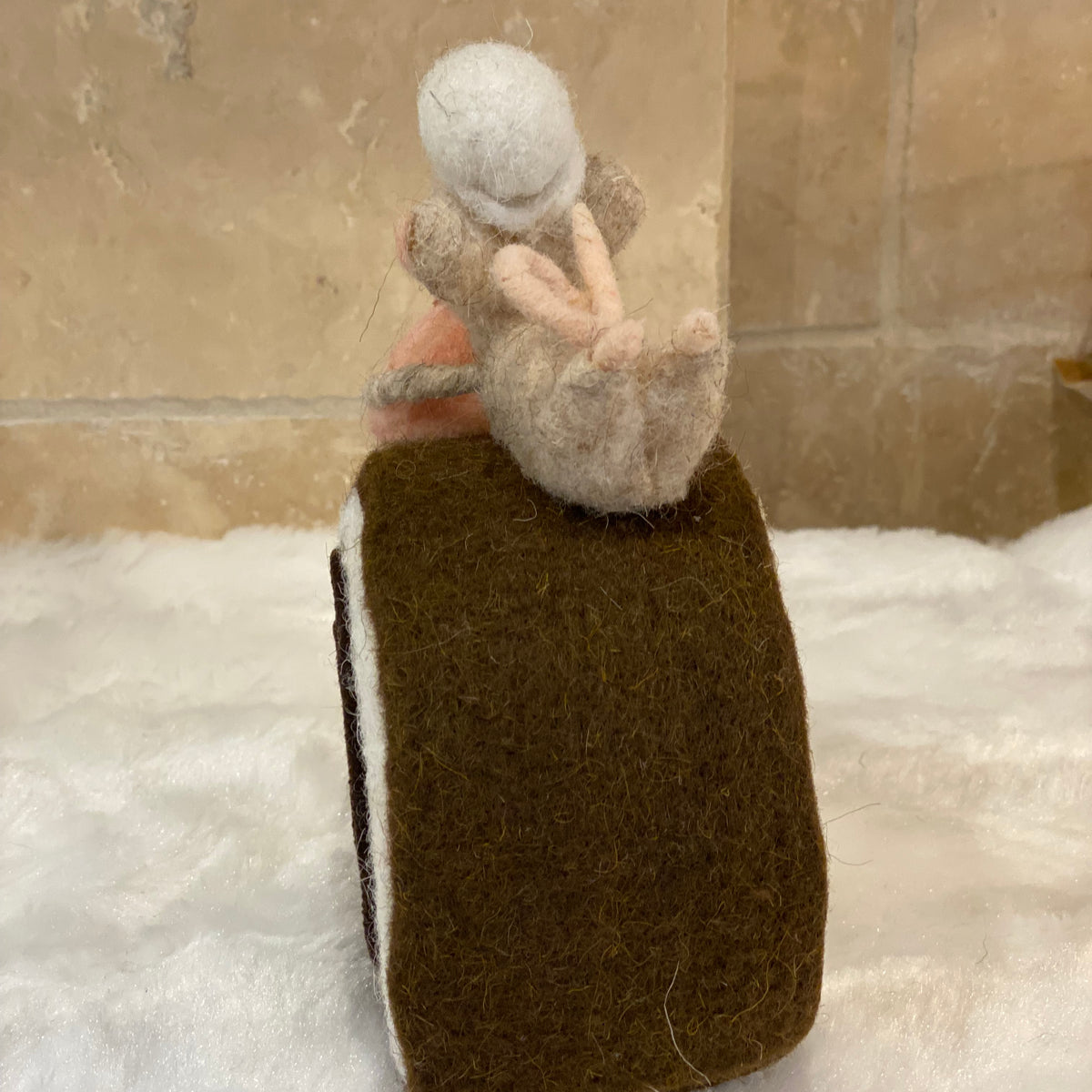 Décoration de Noël – Souris sur bûche pâtissière en laine feutrée