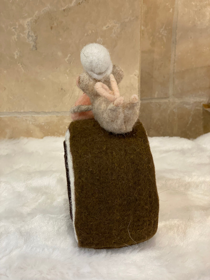 Décoration de Noël – Souris sur bûche pâtissière en laine feutrée