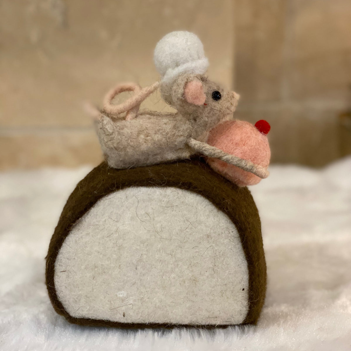 Décoration de Noël – Souris sur bûche pâtissière en laine feutrée