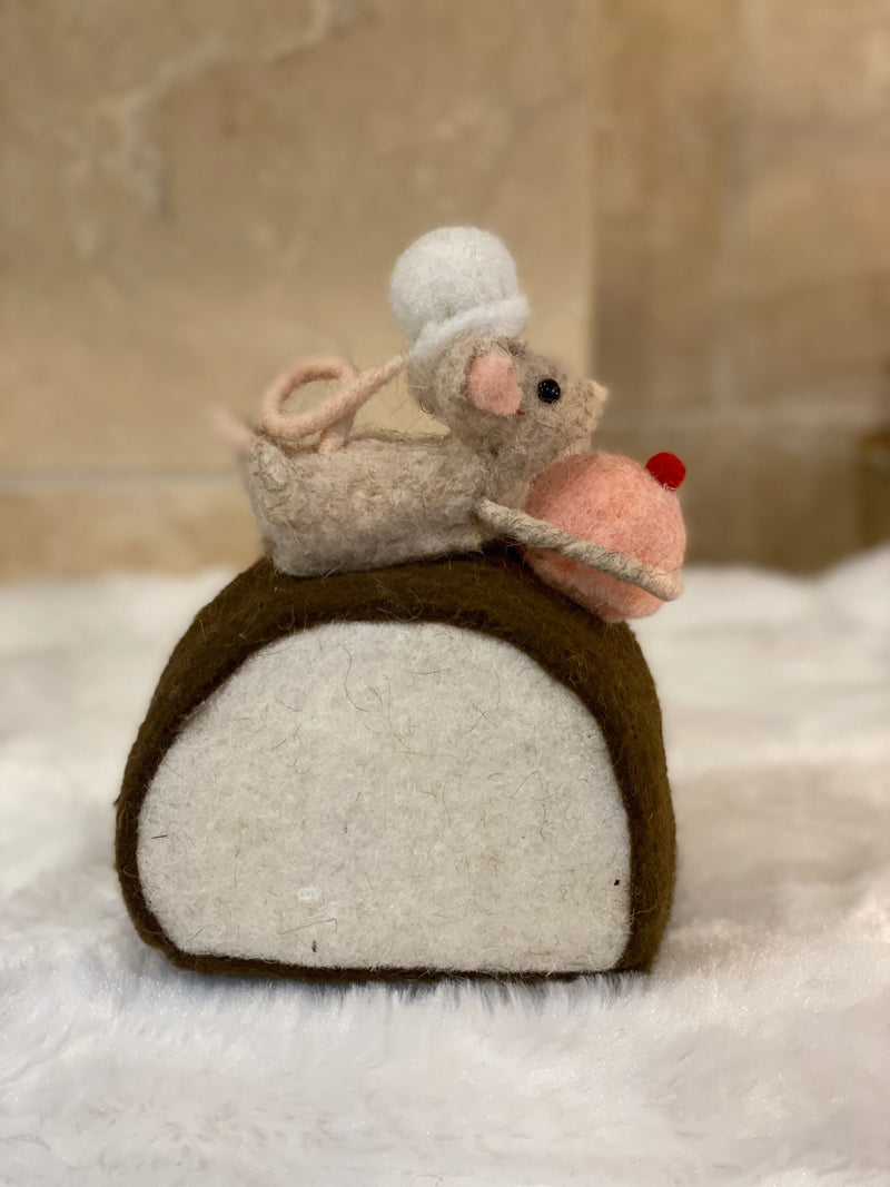 Décoration de Noël – Souris sur bûche pâtissière en laine feutrée