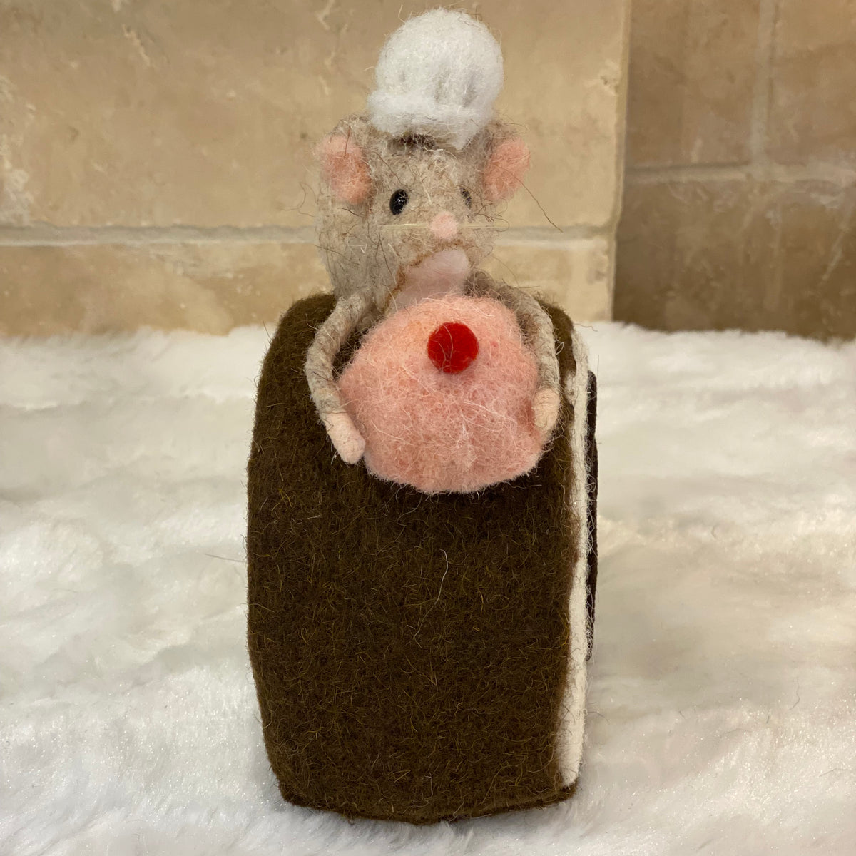 Décoration de Noël – Souris sur bûche pâtissière en laine feutrée