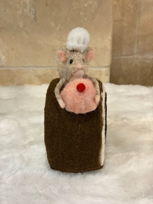 Décoration de Noël – Souris sur bûche pâtissière en laine feutrée