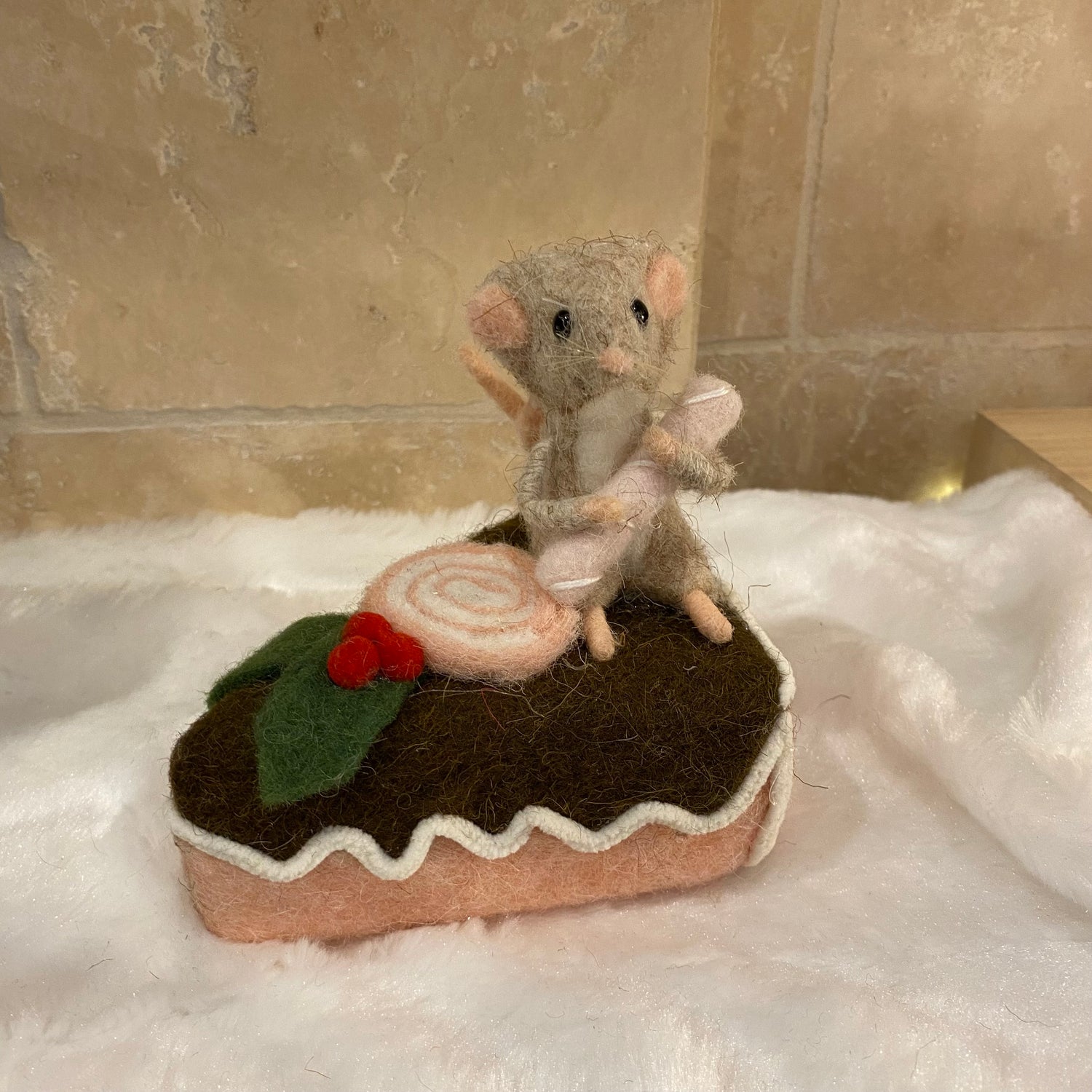 Décoration de Noël – Souris sur part de gâteau en laine feutrée