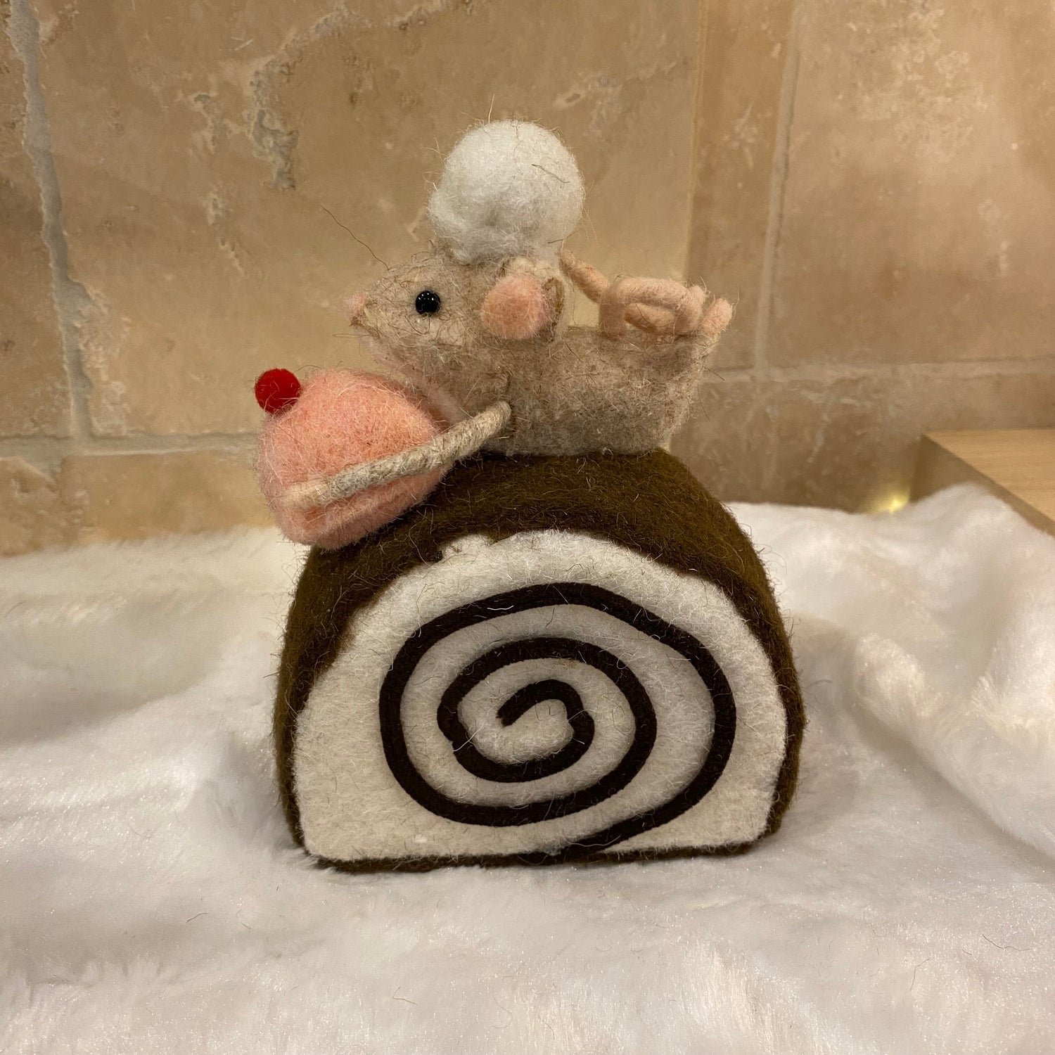 Décoration de Noël – Souris sur bûche pâtissière en laine feutrée
