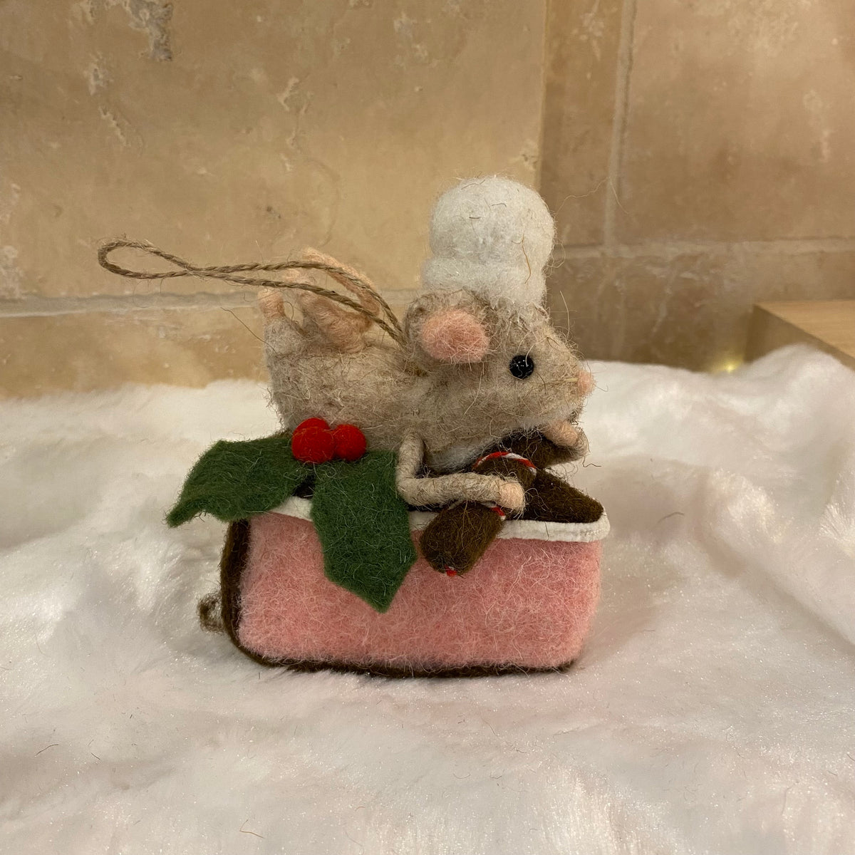 Décoration de Noël – Souris pâtissière à suspendre en laine feutrée