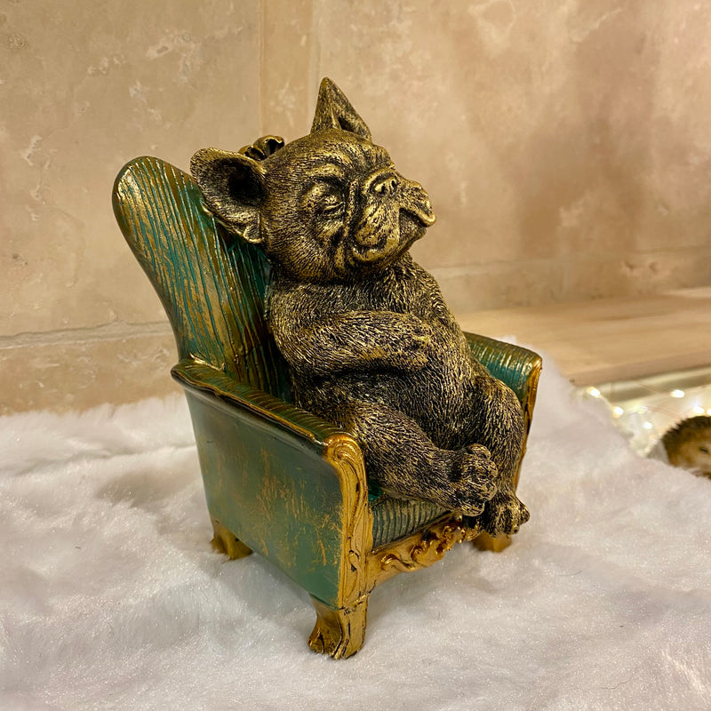 Figurine Bouledogue Français sur fauteuil vert et doré – Style baroque chic