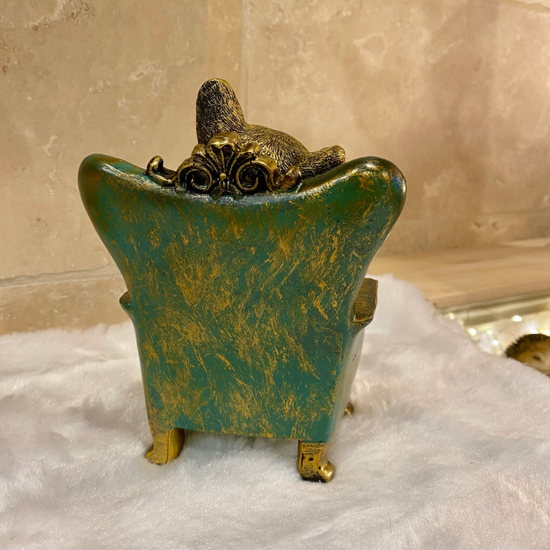 Figurine Bouledogue Français sur fauteuil vert et doré – Style baroque chic